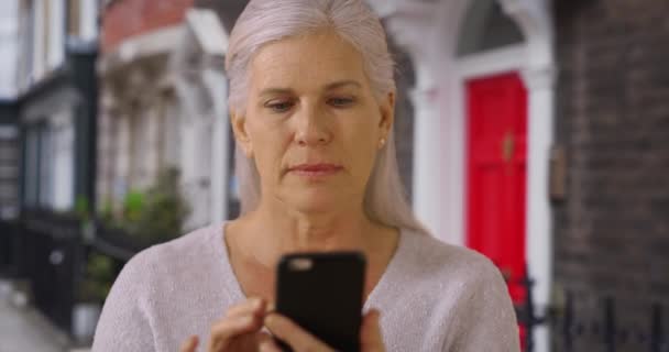 Mujer Madura Perdida Utiliza Aplicación Teléfono Celular Para Averiguar Ubicación — Vídeos de Stock