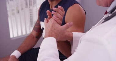 Erkek beyaz doktor erkek Afrika Spor sporcu bilek kontrol