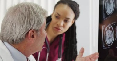 Doktorlar beyin röntgenleri tartışıyor