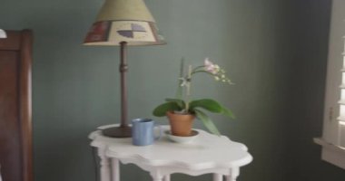 Afrikalı kadın yatakta mesajlaşıyor