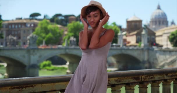 Atractiva Joven Que Actúa Juguetonamente Mientras Está Pie Roma Italia — Vídeos de Stock