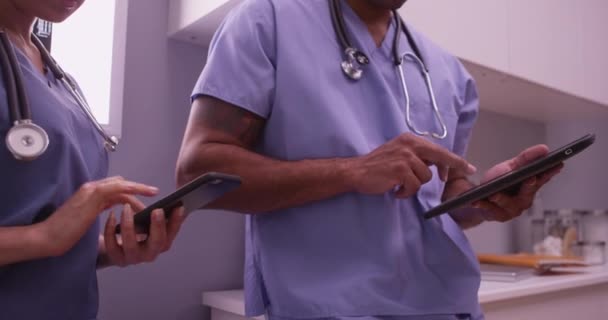 Ärzte Mit Geräten Büro — Stockvideo