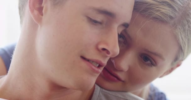 Detailní Záběr Mladý Pár Lásce Úsměvem — Stock video
