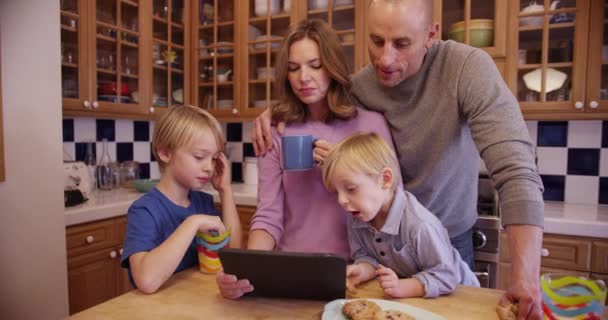 Dva Mladí Bratři Jíst Cukroví Sledování Tablet Rodiči — Stock video