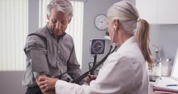 Männlicher Patient Mittleren Alters Lässt Blutdruck Überprüfen — Stockvideo