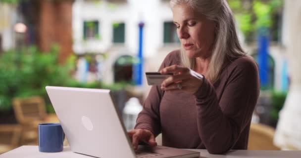 Donne Anziane Scrivono Informazioni Della Carta Credito Sul Suo Computer — Video Stock