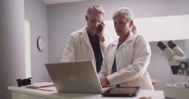 Δύο Ώριμοι Λευκοί Γιατροί Που Εργάζονται Κλινική — Αρχείο Βίντεο