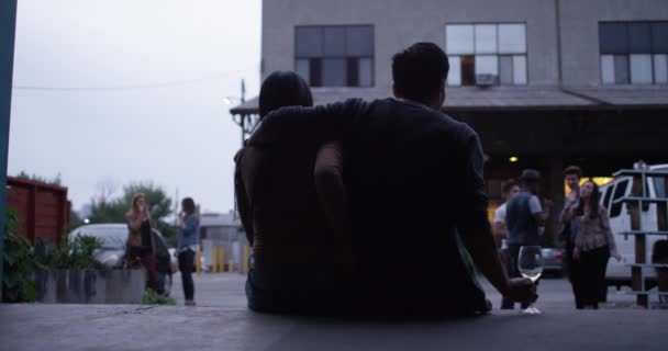 Couple Boire Regarder Les Amis Partir Que Fête Serpente Lentement — Video
