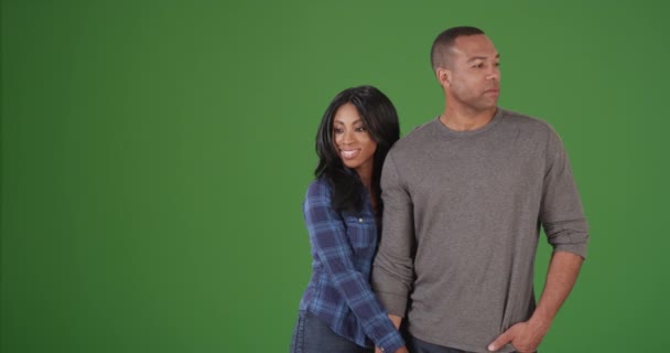 快乐的年轻的非洲裔美国夫妇看着只有一尺之遥的东西 指着绿色的屏幕 在绿色屏幕上键入或合成 — 图库视频影像