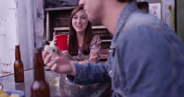 Atractivo Joven Hipster Amigos Raza Mixta Fiesta Aire Libre Hablando — Vídeo de stock