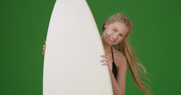 Hübsches Weißes Mädchen Wartet Darauf Die Perfekte Fahrt Erwischen Während — Stockvideo