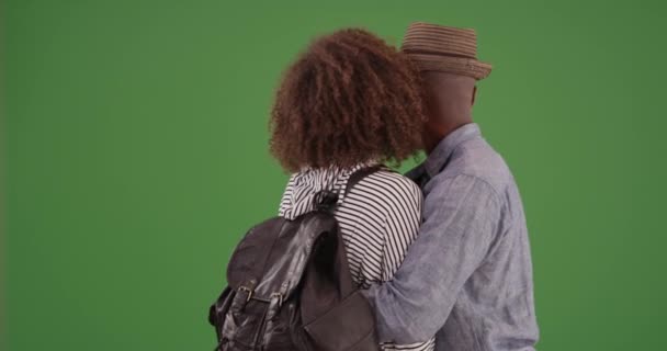 Siyah Adam Kadın Birbirlerini Kucaklarken Yeşil Ekrana Bakıyorlar Anahtar Birleşik — Stok video