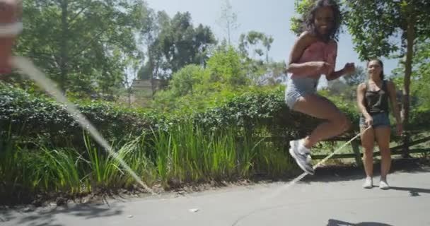 Jovens Mulheres Pulando Corda Parque — Vídeo de Stock