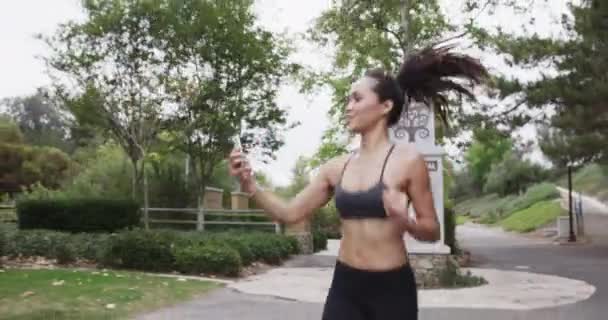 Jovem Asiática Feliz Correndo Tirando Selfie Parque — Vídeo de Stock
