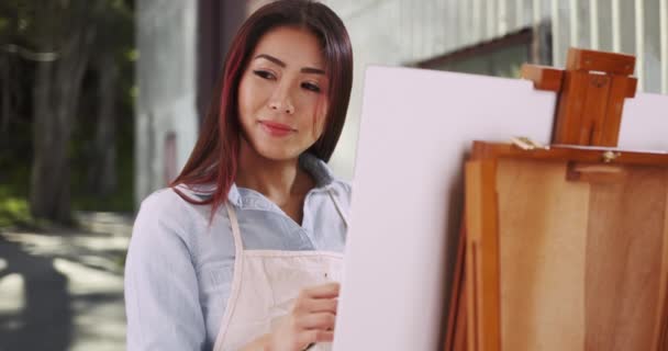 Азійська Художниця Малює Алеї — стокове відео