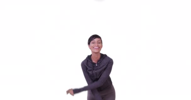 Sportowa Czarna Kobieta Świętująca Sukces Afroamerykanin Atleta Taniec Uśmiecha Się — Wideo stockowe