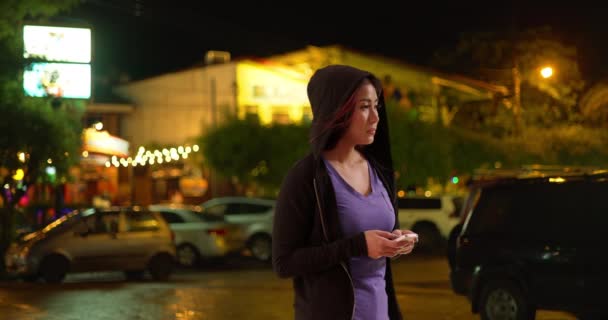 在城市里 晚上用智能手机的亚洲女人 — 图库视频影像