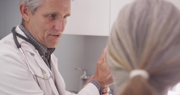 Läkare Diskuterar Fraktur Handledsbenet Med Patienten — Stockvideo