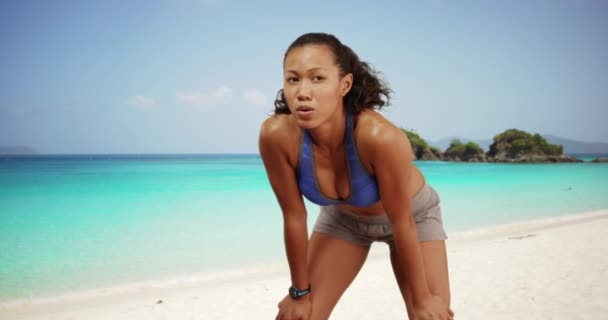 Femme Philippine Tonique Jogging Sur Plage Vérifier Fitness Tracker Fit — Video