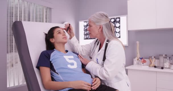 若い魅力的なサッカー女性医師がスポーツ傷害を相談 — ストック動画
