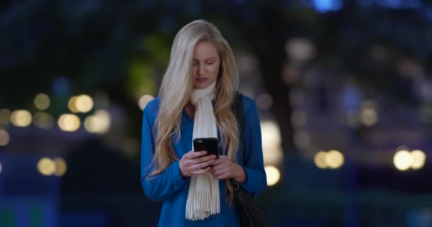 Молоді Білі Жінки Спілкуються Кимось Мобільному Пристрої Вулиці Блондинка Кавказька — стокове відео