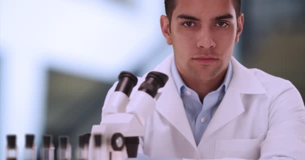 Portrét Atraktivního Hispánského Vědce Uvnitř Laboratoře Vážný Lékařský Výzkumník Dívá — Stock video