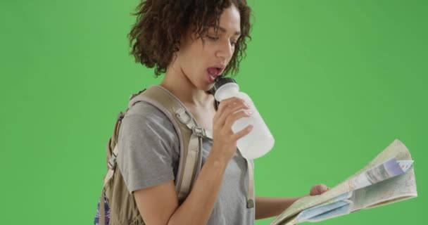 Junge Afrikanisch Amerikanische Mädchen Trinkt Ihre Wasserflasche Und Liest Ihre — Stockvideo