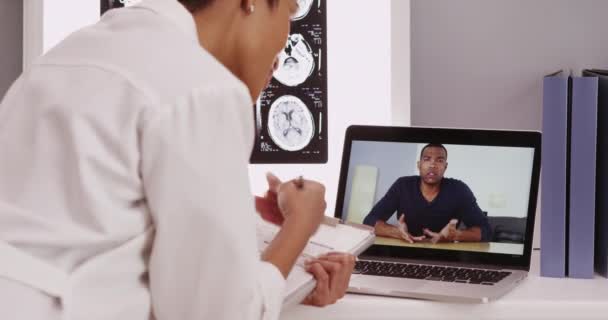 Schöne Ärztin Videochat Mit Patientin Auf Laptop — Stockvideo