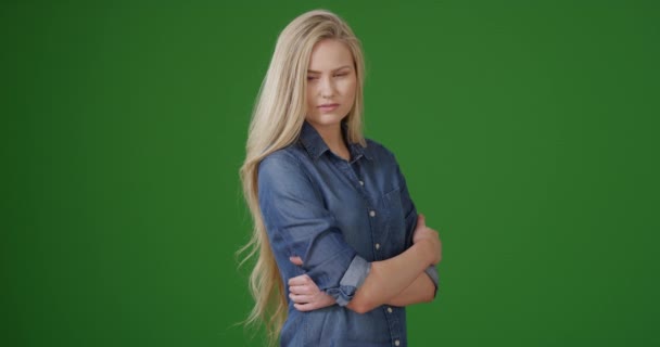 Hermosa Joven Rubia Pantalla Verde Pantalla Verde Para Teclear Componer — Vídeos de Stock