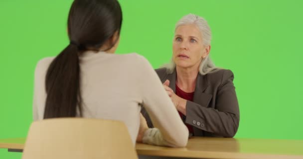 Une Femme Affaires Expérimentée Interroge Une Jeune Nouvelle Perspective Sur — Video