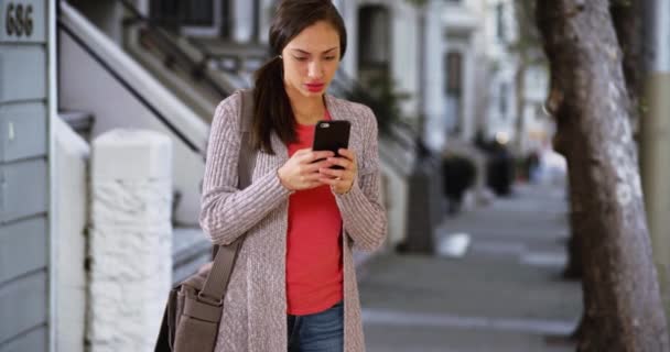 Millennial Hispânico Usa Seu Telefone Inteligente Para Chamar Uma Parte — Vídeo de Stock