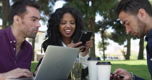 Группа Друзей Студентов Смотрит Мобильный Телефон Использует Ноутбук — стоковое видео