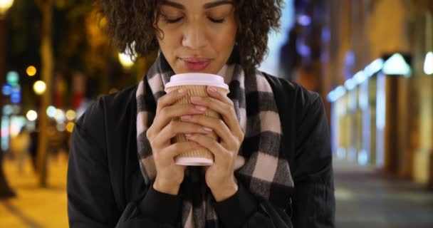 Närbild Söt Afrikansk Kvinna Som Håller Kaffekopp Champs Elysees Gata — Stockvideo
