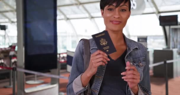 Храбрая Молодая Африканская Миллениал Уверенно Позирует Своим Паспортом Аэропорту Улыбающаяся — стоковое видео