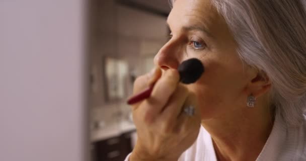 Atractiva Mujer Mediana Edad Aplicando Maquillaje Rubor Primer Plano Mujer — Vídeo de stock