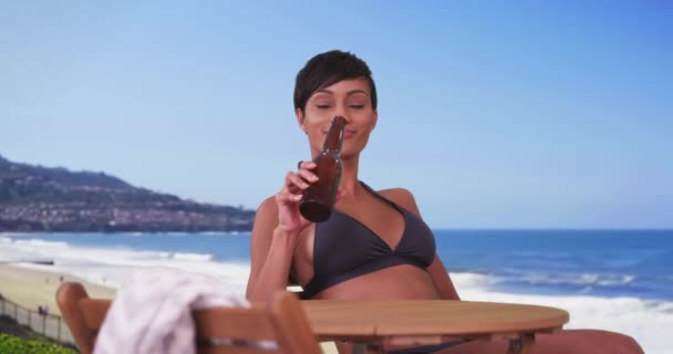 Mujer Vacaciones Bebiendo Botella Cerveza Disfrutando Del Sol Playa Feliz — Vídeos de Stock