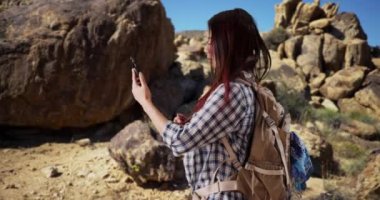 Asyalı kadınlar çölde telefon çekmez.