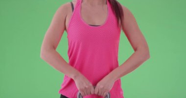 Genç bir Asyalı kadının gövdesi, yeşil ekran çaydanlık çanı kaldırıyor. Anahtar ya da birleşik olmak üzere yeşil ekranda.