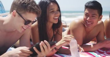 Genç multi etnik arkadaşlar sunny beach zevk portresi