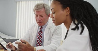 Ofiste tablet kullanan iki doktor.