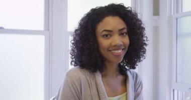 Kameraya gülümseyen güzel zenci kadın