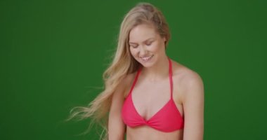 Yeşil ekranda neşeli genç bir kadının portresi. Anahtar ya da birleşik olmak üzere yeşil ekranda.