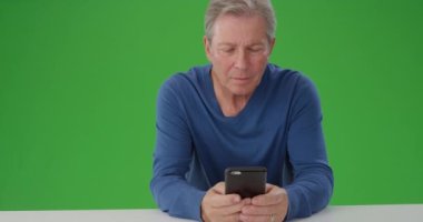 İyi görünümlü beyaz erkek cep telefonu arıyorum