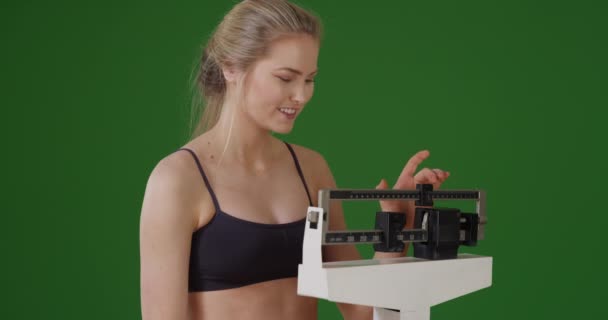Mujer Atlética Pesándose Una Balanza Pantalla Verde Pantalla Verde Para — Vídeos de Stock