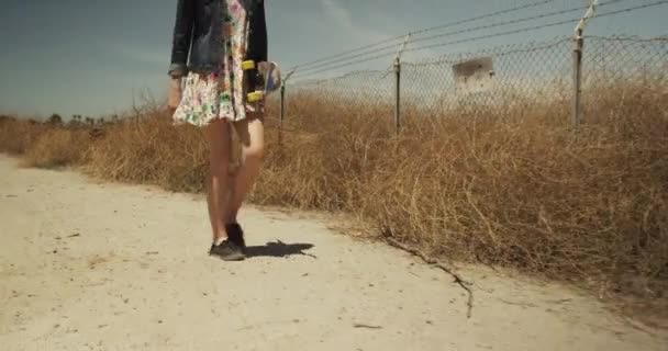 Sarışın Kadın Yürüyor Kaykay Tutuyor — Stok video