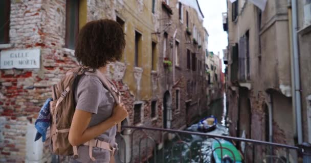 Söta Tusenåriga Kvinnliga Klockor Gondol Båt Flyter Nedför Floden Venedig — Stockvideo