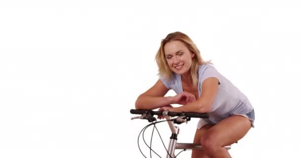 Porträtt Ung Blond Kvinna Tittar Kameran Cykel Vit Bakgrund Attraktiv — Stockvideo