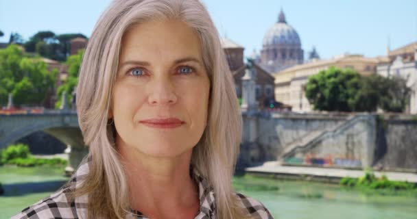 Старша Біла Жінка Яка Подорожує Римом Дивиться Камеру Глибоко Старі — стокове відео