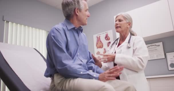 Medicul Vârstă Mijlocie Vorbește Pacient Matur Sex Masculin Camera Spital — Videoclip de stoc