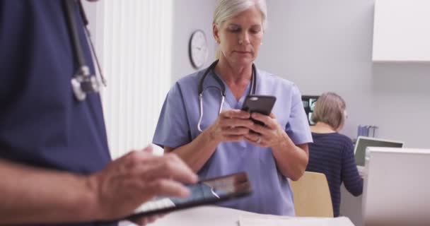 Dois Médicos Brancos Maduros Enfermeiros Dispositivos Tecnológicos — Vídeo de Stock